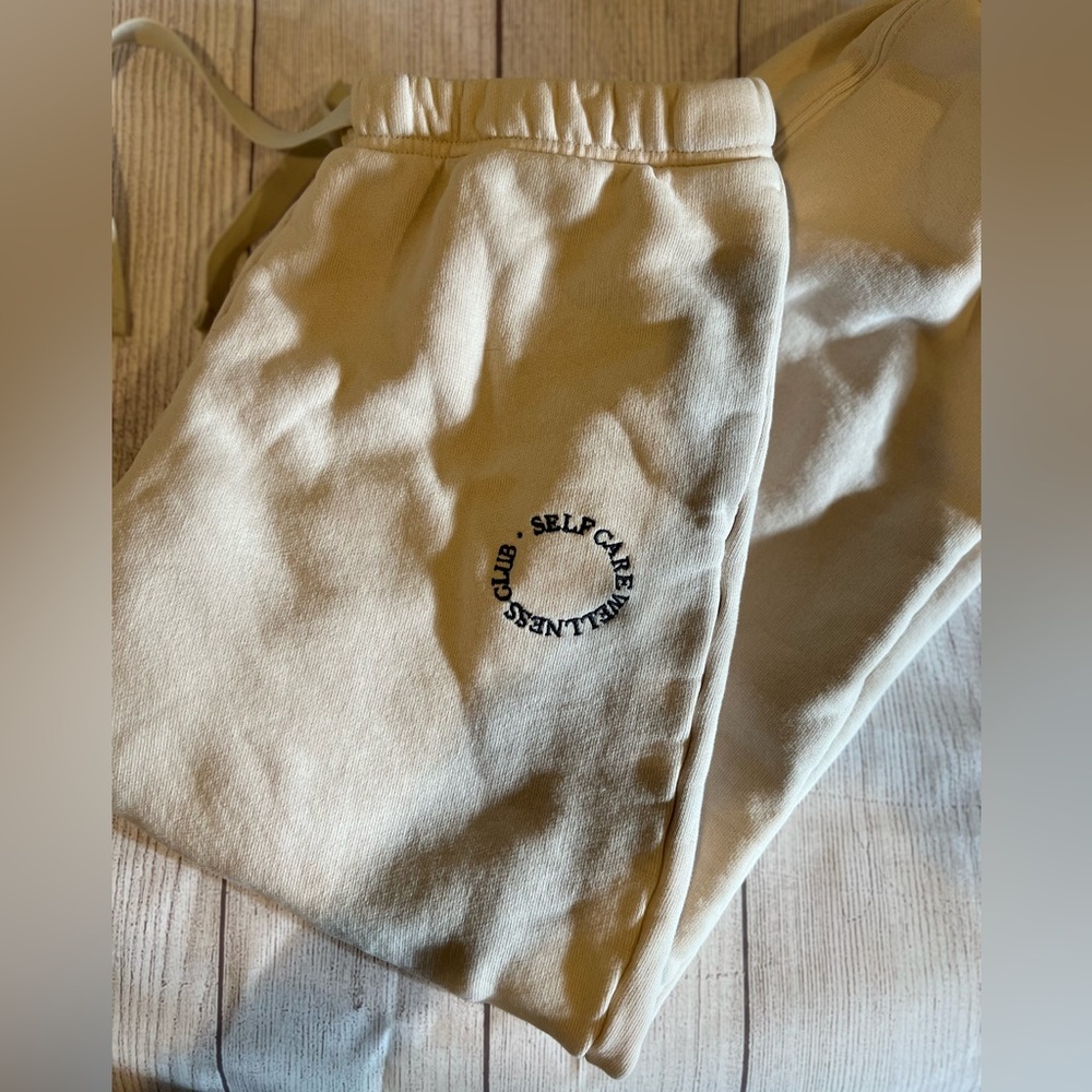 Cream Cropped Sweatpants Size Medium
